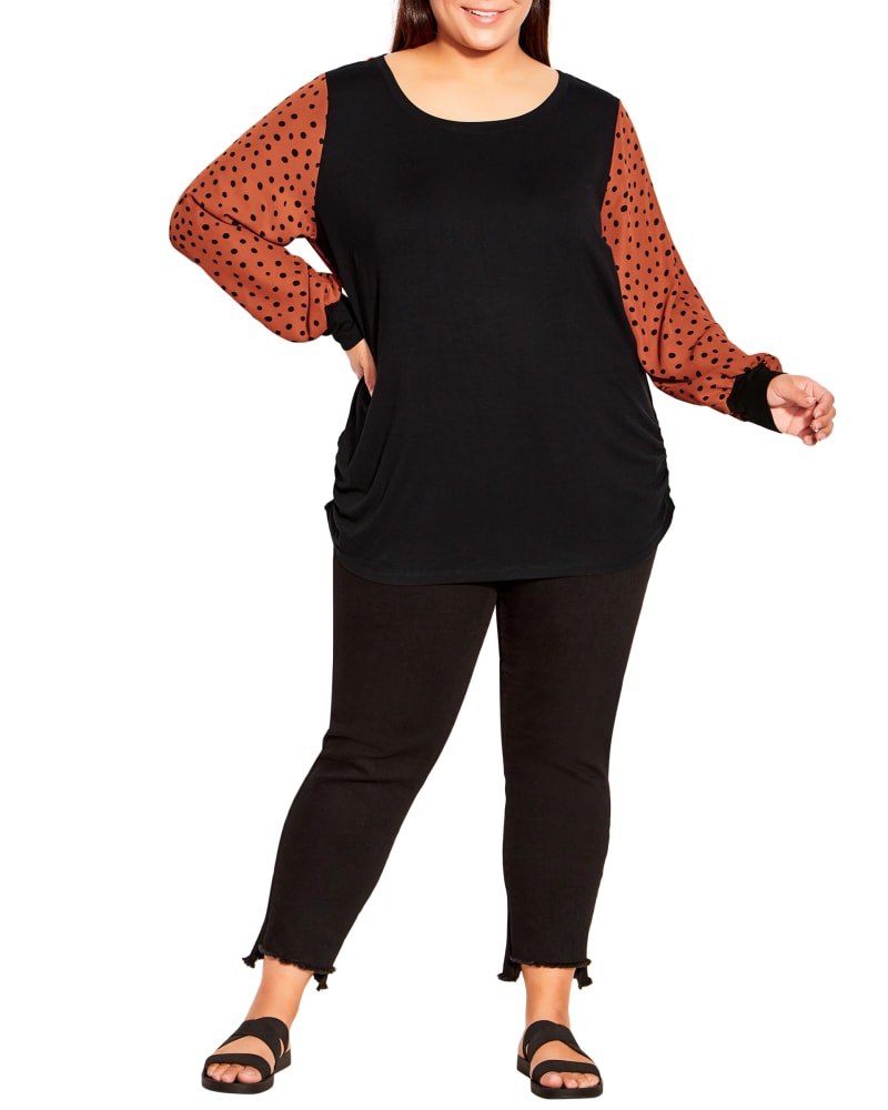 Front of a model wearing a size 20 Josephine Top in Ginger Spot by Evans. | dia_product_style_image_id:300391